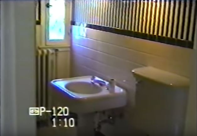 2nd-floor-bathroom-in-hall-between-gameroom-and-burke-room-facing-north