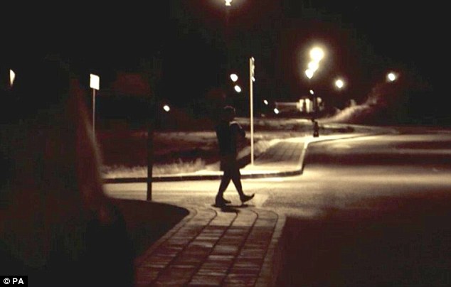 article-2460669-18BD72F800000578-285_634x404