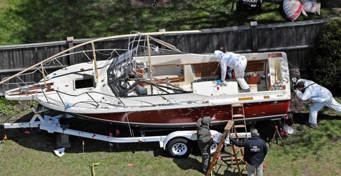 z13795125IER,Przeszukiwanie-lodzi-w-prywatnym-ogrodzie-w-Watert