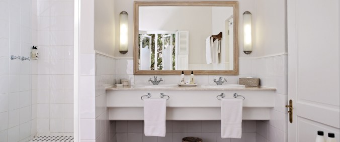 Hotel_-_Bathroom_1306x548